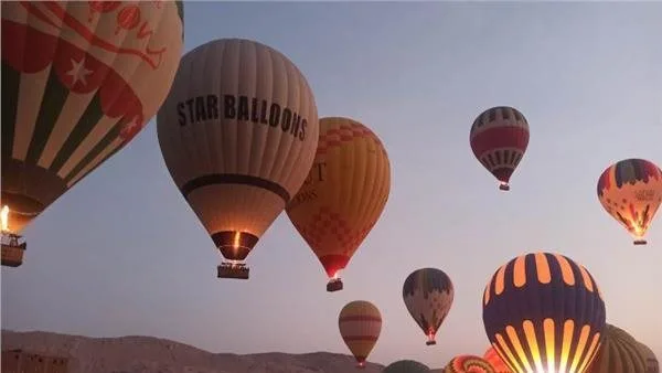 44 رحلة بالون هوائي تحمل 850 سائحًا من جنسيات مختلفة في سماء الأقصر.