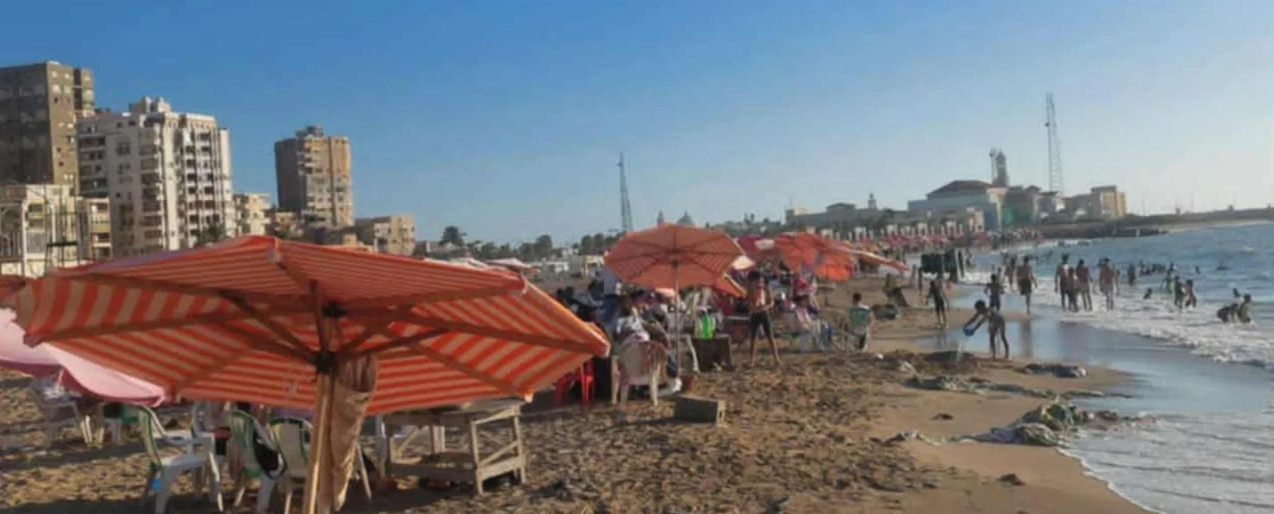 شواطئ الإسكندرية مكتظة بالزوار.. أعلام خضراء وصفراء ترحب بتوافد المصطافين.