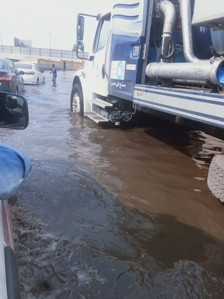 استمرار جهود حي شرق مدينة نصر في رفع تجمعات مياه الأمطار وتحقيق السيولة المرورية
