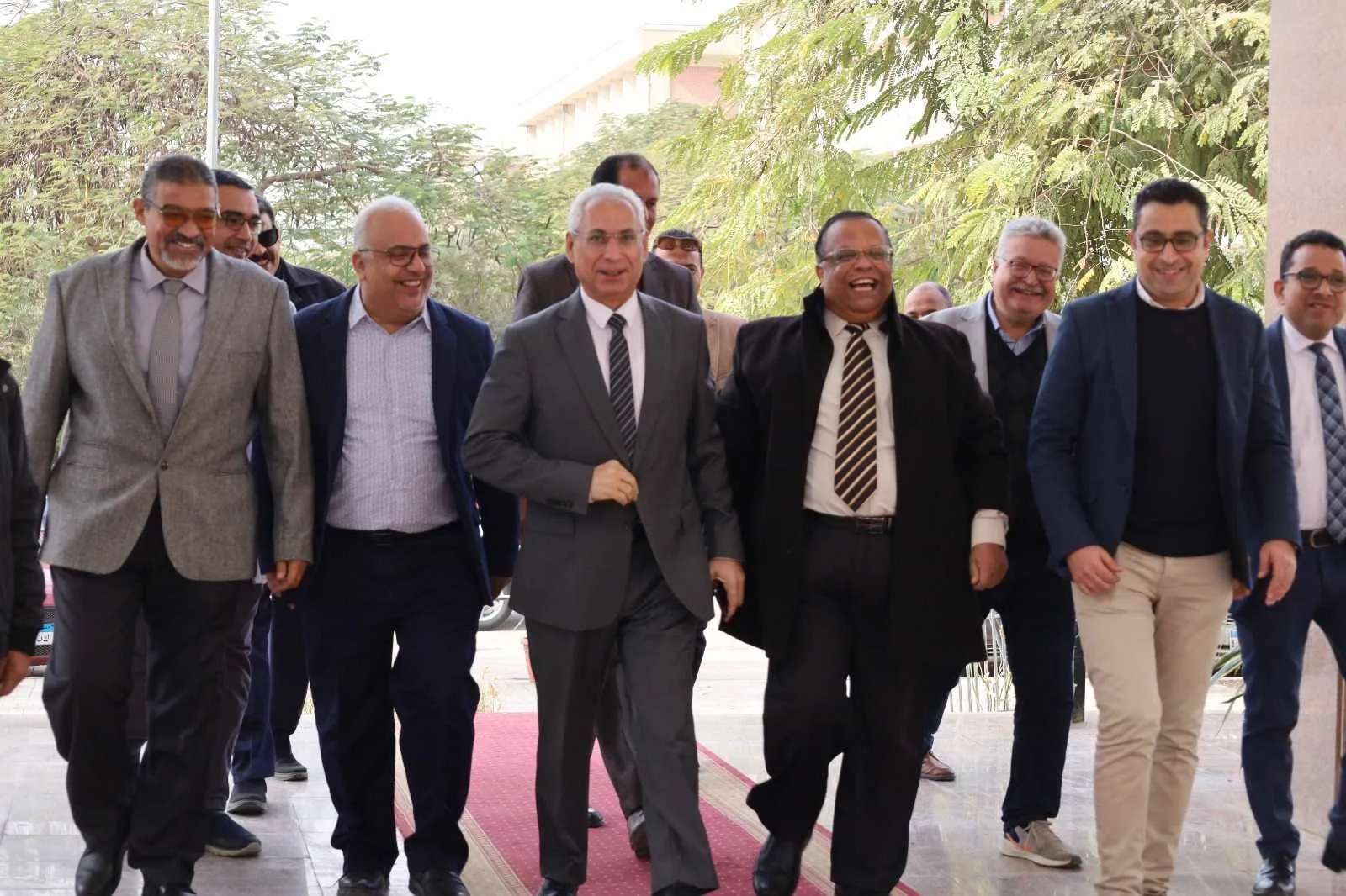 رئيس جامعة المنيا يقوم بزيارة مفاجئة لمستشفى القلب والصدر رئيس جامعة المنيا يقوم بزيارة مفاجئة لمستشفى القلب والصدر