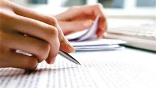 احتجاز متهم في قنا لتداوله تسريبات امتحانات الثانوية العامة مقابل أموال. احتجاز متهم في قنا لتداوله تسريبات امتحانات الثانوية العامة مقابل أموال.