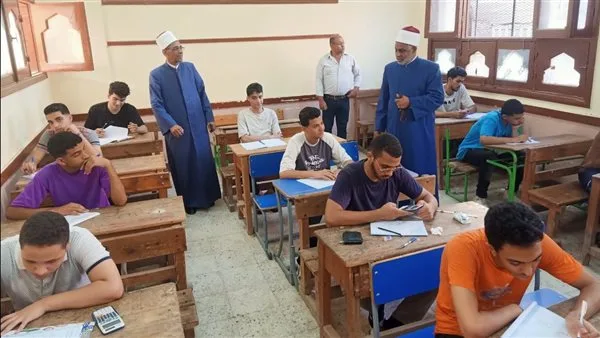 رئيس قطاع المعاهد الأزهرية ونائبه يتجولان في امتحان الرياضيات التطبيقية للقسم العلمي