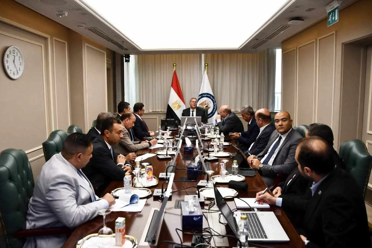 وزير البترول يناقش أسباب حادث انقلاب البارج البحري أدمارين 12 ويطالب بتسريع التحقيقات ومساندة أسر الضحايا وزير البترول يناقش أسباب حادث انقلاب البارج البحري أدمارين 12 ويطالب بتسريع التحقيقات ومساندة أسر الضحايا