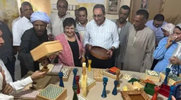 محافظ قنا يتفقد مشاريع الحرف اليدوية في مدينة قوص