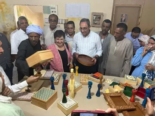 محافظ قنا يتفقد مشاريع الحرف اليدوية في مدينة قوص