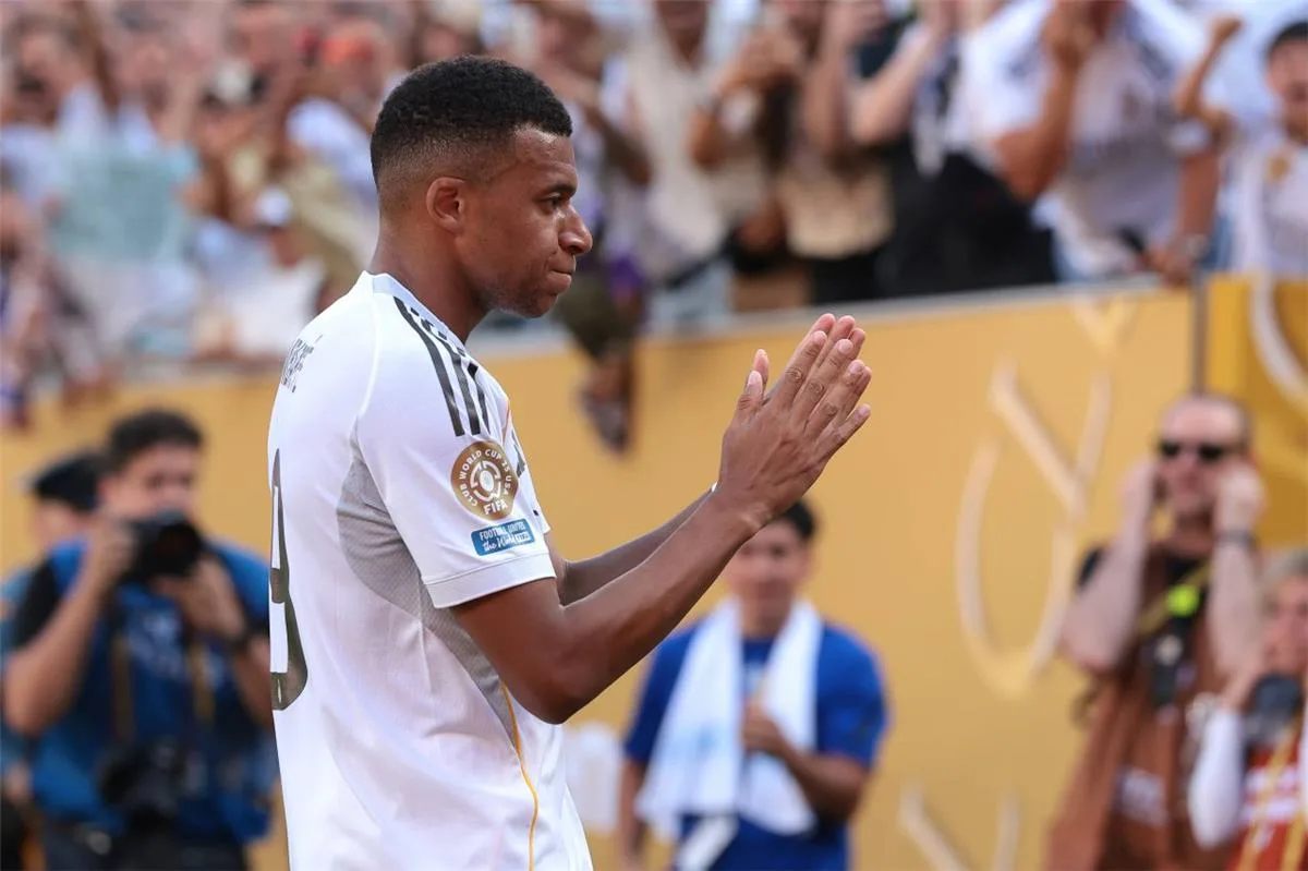 5 سيارات شرطة: موقف محرج لمبابي بعد مباراة ريال مدريد ضد بوروسيا دورتموند 5 سيارات شرطة: موقف محرج لمبابي بعد مباراة ريال مدريد ضد بوروسيا دورتموند