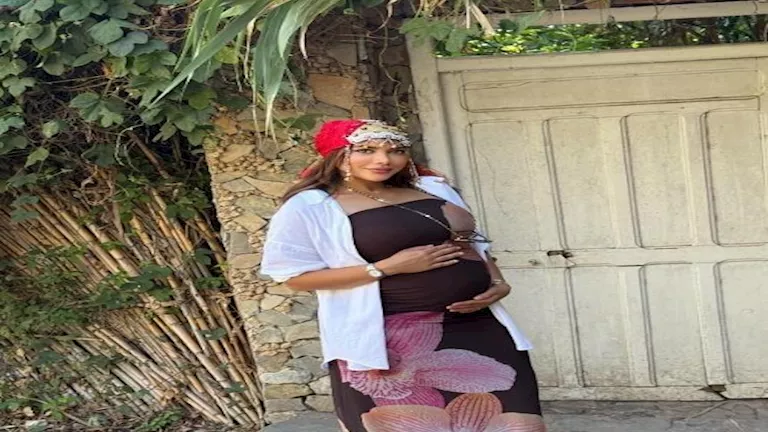 5 صور لزوجة محمد النني الثانية برفقة قطتها 5 صور لزوجة محمد النني الثانية برفقة قطتها