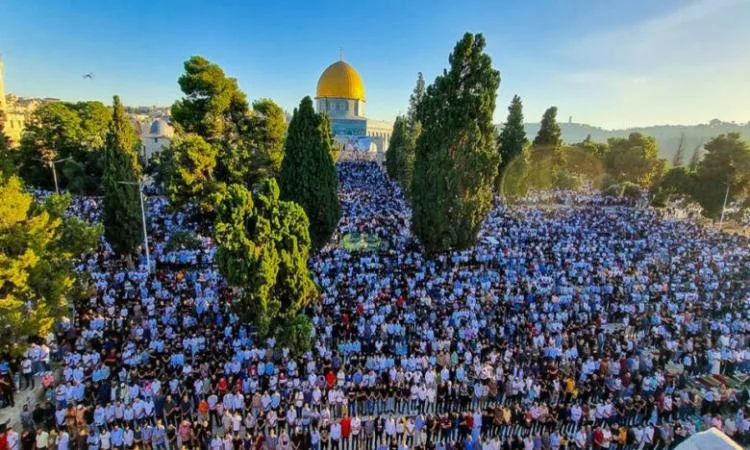 50 ألف شخص يؤدون صلاة الجمعة في المسجد الأقصى وسط إجراءات أمنية صارمة 50 ألف شخص يؤدون صلاة الجمعة في المسجد الأقصى وسط إجراءات أمنية صارمة