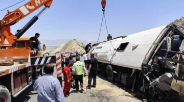 50 شخصاً بين قتيل وجريح نتيجة انقلاب حافلة في إيران