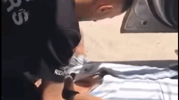 أحد أفراد الدوريات الخارجية ينقذ سائقاً فقد وعيه في الشارع .. فيديو