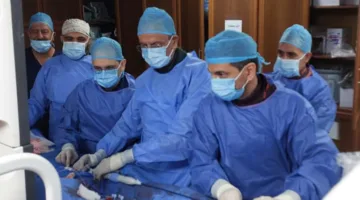فريق طبي مختص في مستشفى الجامعة ينفذ عملية زراعة صمام رئوي باستخدام القسطرة