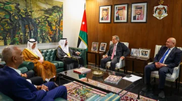 رئيس الحكومة: تعزيز وجود الفلسطينيين على أراضيهم يعتبر أولوية رئيسية