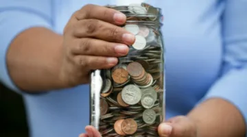 اجتمع 400 دينار وواحد منهم لديه 9 التزامات .. إليكم ما جرى غرب عمّان (فيديو)