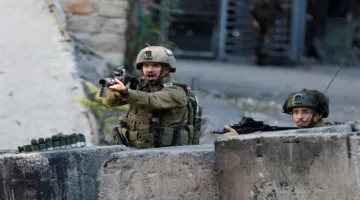شهيد يتأثر بجروحه نتيجة إطلاق نار من قوات الاحتلال الإسرائيلي في الخليل