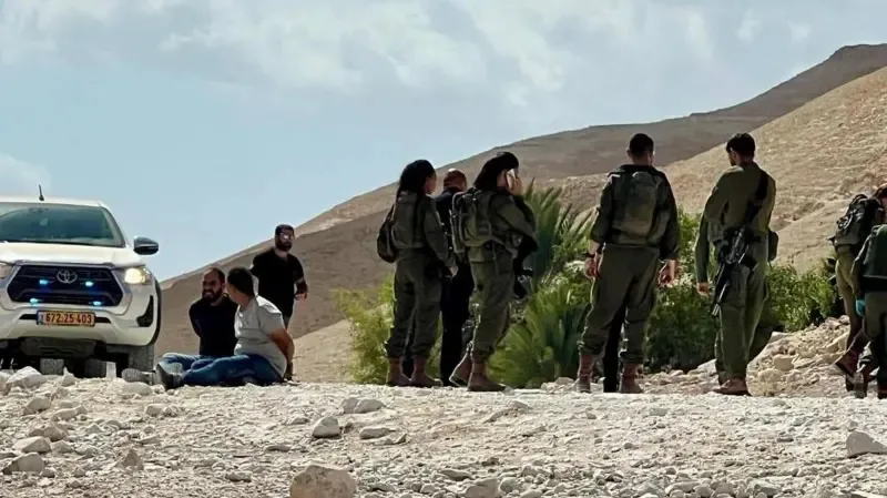 اعتداءات المستوطنين تجبر عائلتين فلسطينيتين على مغادرة منازلهما في الأغوار الشمالية قسراً اعتداءات المستوطنين تجبر عائلتين فلسطينيتين على مغادرة منازلهما في الأغوار الشمالية قسراً