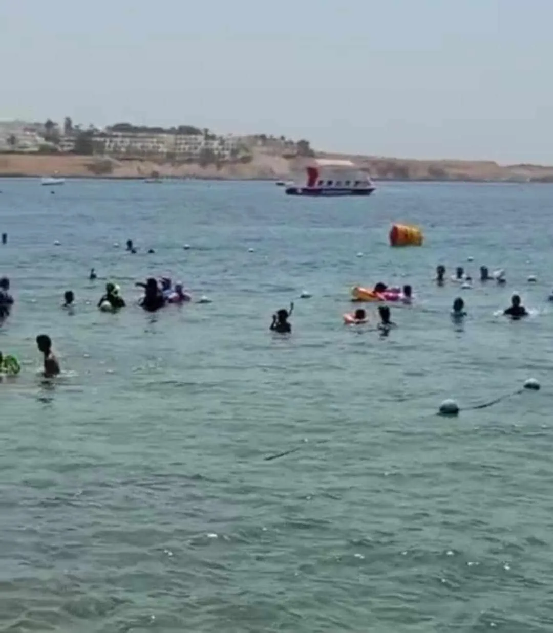 الهروب من ارتفاع درجات الحرارة: توافد ملحوظ للزوار إلى شواطئ شرم الشيخ الهروب من ارتفاع درجات الحرارة: توافد ملحوظ للزوار إلى شواطئ شرم الشيخ