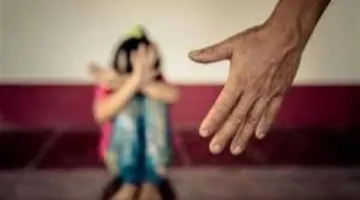 احتجاز أب وزوجته وابنته لأربعة أيام بتهمة تعذيب طفل حتى وفاته تحت ذريعة التأديب في الفيوم