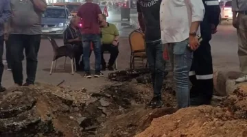رئيس حي ثان الزقازيق بالشرقية يراقب تصليح انقطاع مفاجئ في خط المياه على طريق موقف المنصورة