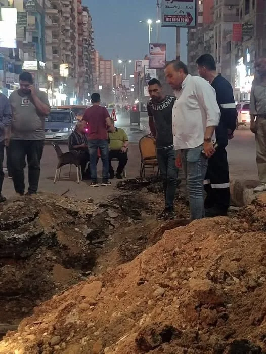 رئيس حي ثان الزقازيق بالشرقية يراقب تصليح انقطاع مفاجئ في خط المياه على طريق موقف المنصورة رئيس حي ثان الزقازيق بالشرقية يراقب تصليح انقطاع مفاجئ في خط المياه على طريق موقف المنصورة