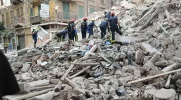 الحماية المدنية تواصل إزالة أنقاض المبنى المنهار في منطقة العطارين بالإسكندرية.. وشهادات من شهود عيان: سمعنا صوت تهدم وانهار فجأة.