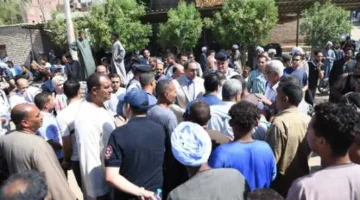 محافظ قنا يراقب عمليات إنقاذ شخصين سقطت مركبتهما في نهر النيل بدشنا من موقع الحدث.