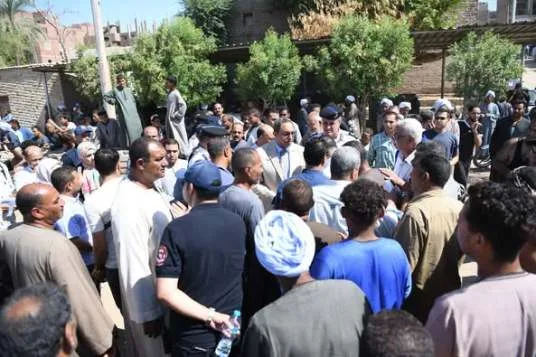 محافظ قنا يراقب عمليات إنقاذ شخصين سقطت مركبتهما في نهر النيل بدشنا من موقع الحدث. محافظ قنا يراقب عمليات إنقاذ شخصين سقطت مركبتهما في نهر النيل بدشنا من موقع الحدث.