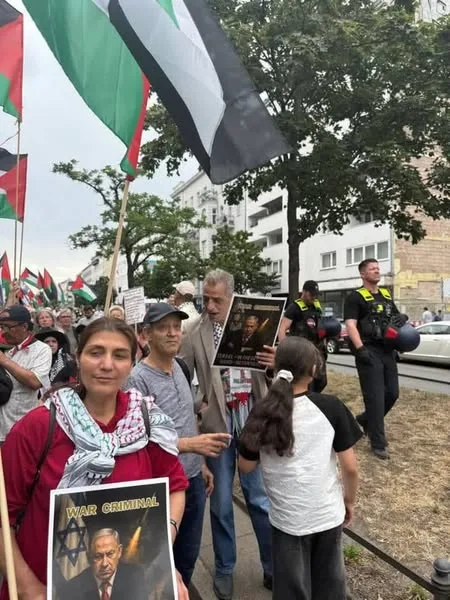 عرب وأجانب ينظمون مسيرة في شوارع برلين للاحتجاج على الجرائم الإسرائيلية عرب وأجانب ينظمون مسيرة في شوارع برلين للاحتجاج على الجرائم الإسرائيلية