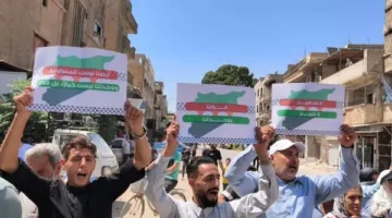 مظاهرة شعبية غاضبة في مخيم اليرموك بدمشق احتجاجًا على التطبيع مع الكيان الصهيوني
