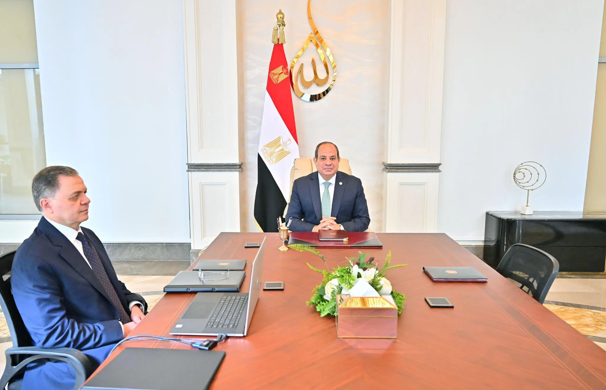 أحمد موسى: لقاء الرئيس السيسي بوزير الداخلية تمهيدًا للإعلان عن تغييرات وترقيات في صفوف قادة وضباط الشرطة أحمد موسى: لقاء الرئيس السيسي بوزير الداخلية تمهيدًا للإعلان عن تغييرات وترقيات في صفوف قادة وضباط الشرطة