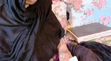 محافظ أسوان يكرم السيدة فاطمة علي محمد، البالغة 76 عامًا، المعروفة بلقب “قاهرة الأمية”