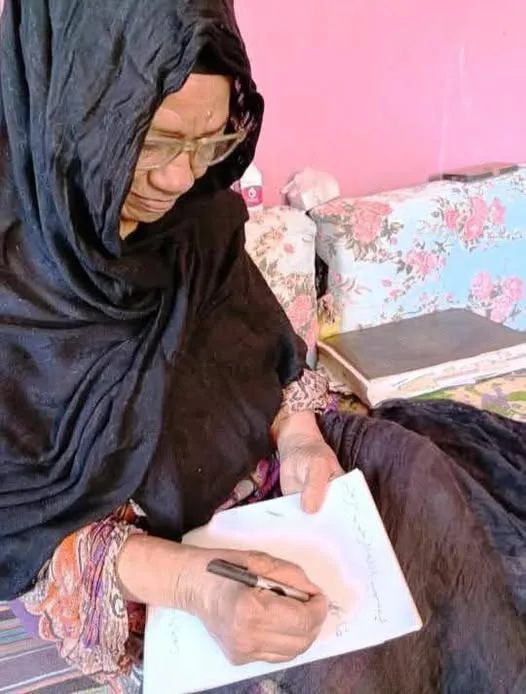 محافظ أسوان يكرم السيدة فاطمة علي محمد، البالغة 76 عامًا، المعروفة بلقب “قاهرة الأمية” محافظ أسوان يكرم السيدة فاطمة علي محمد، البالغة 76 عامًا، المعروفة بلقب “قاهرة الأمية”