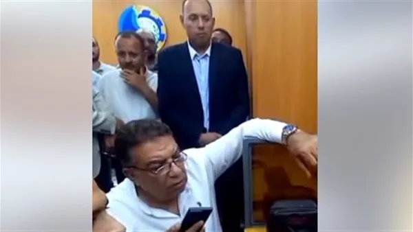 محافظ الدقهلية يهدد مسؤولي شركة المياه: “سأقطع المياه عنكم، جربوا العطش كما يعاني الآخرون” (فيديو) محافظ الدقهلية يهدد مسؤولي شركة المياه: “سأقطع المياه عنكم، جربوا العطش كما يعاني الآخرون” (فيديو)
