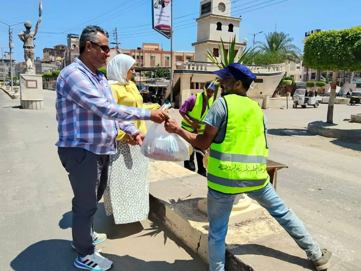 تكريم عمال النظافة وسائقي جمع القمامة تقديرًا لجهودهم في خدمة نظافة مدينة دمياط تكريم عمال النظافة وسائقي جمع القمامة تقديرًا لجهودهم في خدمة نظافة مدينة دمياط