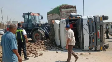 مصرع سائق إثر انقلاب شاحنة في سفاجا.. والدفاع المدني يتمكن من انتشال الجثة