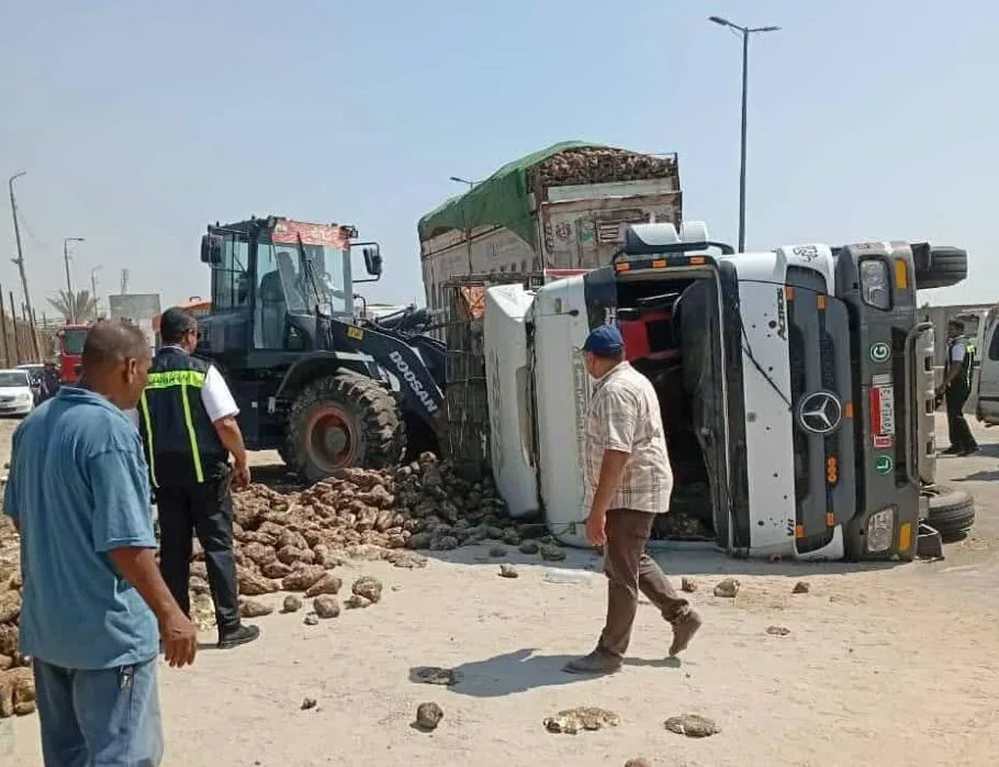 مصرع سائق إثر انقلاب شاحنة في سفاجا.. والدفاع المدني يتمكن من انتشال الجثة مصرع سائق إثر انقلاب شاحنة في سفاجا.. والدفاع المدني يتمكن من انتشال الجثة