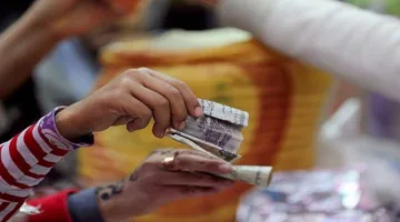 خبراء: انخفاض معدل التضخم نتيجة لتراجع أسعار السلع الغذائية والمشروبات