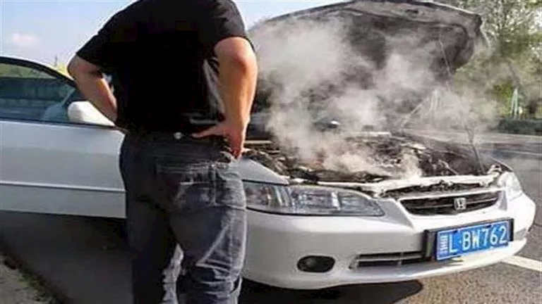 6 أشياء يجب عليك عدم تركها في سيارتك أثناء ارتفاع درجات الحرارة.. احذر! 6 أشياء يجب عليك عدم تركها في سيارتك أثناء ارتفاع درجات الحرارة.. احذر!