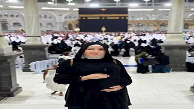6 صور لزوجة محمد النني الثانية أمام الكعبة 6 صور لزوجة محمد النني الثانية أمام الكعبة