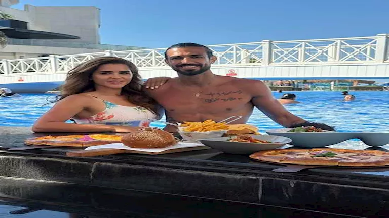 6 لقطات لرامي صبري وزوجته شيما صابر في حوض السباحة 6 لقطات لرامي صبري وزوجته شيما صابر في حوض السباحة