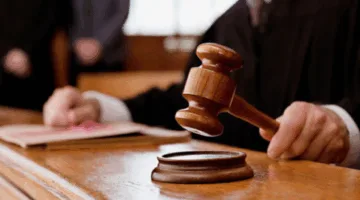 المحكمة تصف مغادرة العامل لعمله بعد عدم استلام راتبه لثلاثة أشهر كفصل تعسفي.