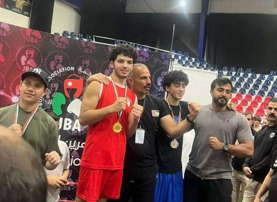 ليث عجيلات يحصد الميدالية الذهبية في بطولة المملكة للملاكمة لوزن 61-64 كغم ليث عجيلات يحصد الميدالية الذهبية في بطولة المملكة للملاكمة لوزن 61-64 كغم