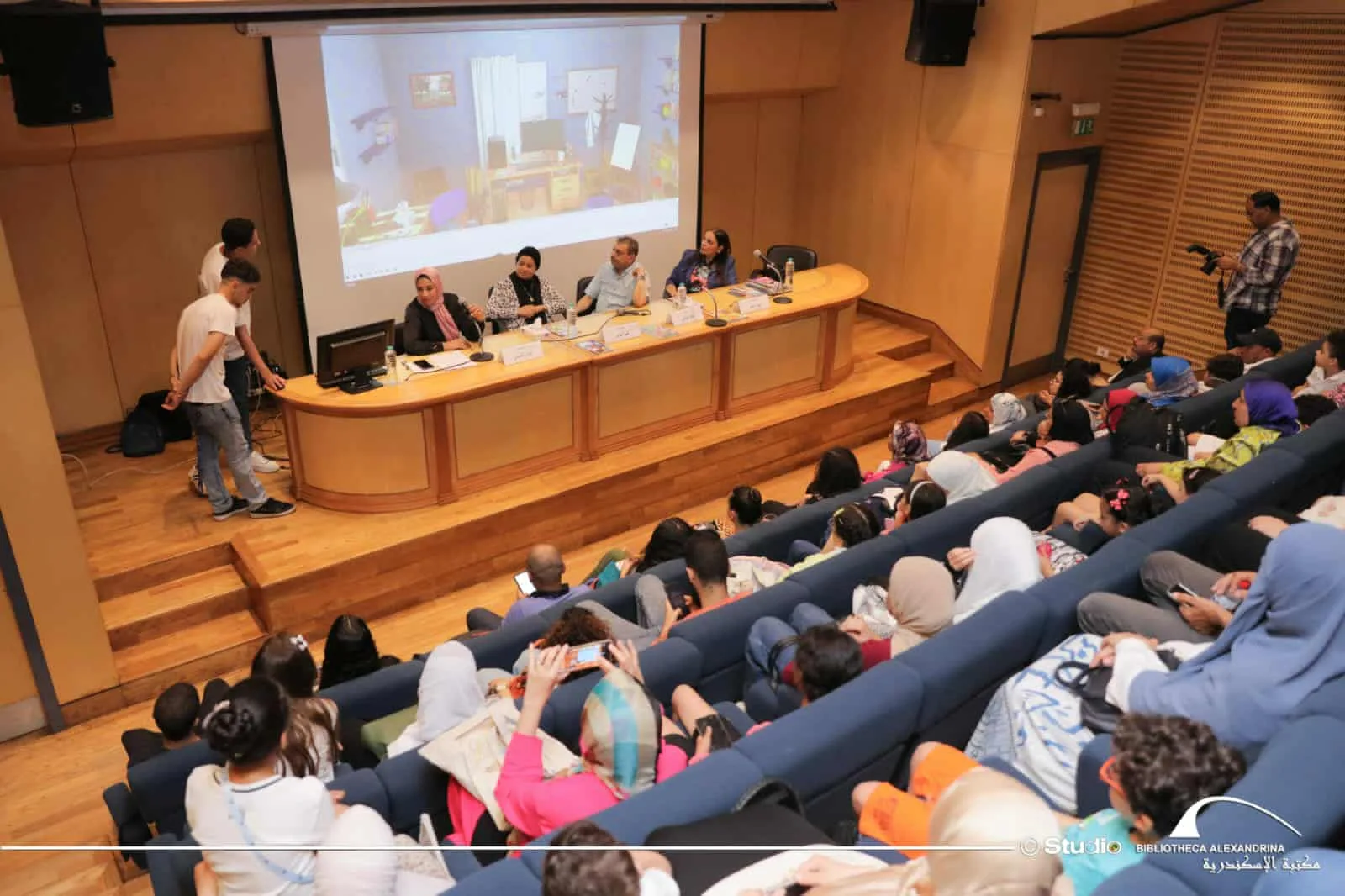 مستقبل نشر المجلات للأطفال: حوار بين رواد في معرض الكتاب بمكتبة الإسكندرية حول النشر الورقي والرقمي مستقبل نشر المجلات للأطفال: حوار بين رواد في معرض الكتاب بمكتبة الإسكندرية حول النشر الورقي والرقمي