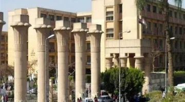 فتاة تطعن فرد أمن جامعة عين شمس بعد منعها من الدخول: تفاصيل الواقعة الكاملة كشفها “مصر تايمز” حول الطالبة المفصولة بسبب تلفيات في المعامل، ووالدها يتدخل لعودتها للدراسة.
