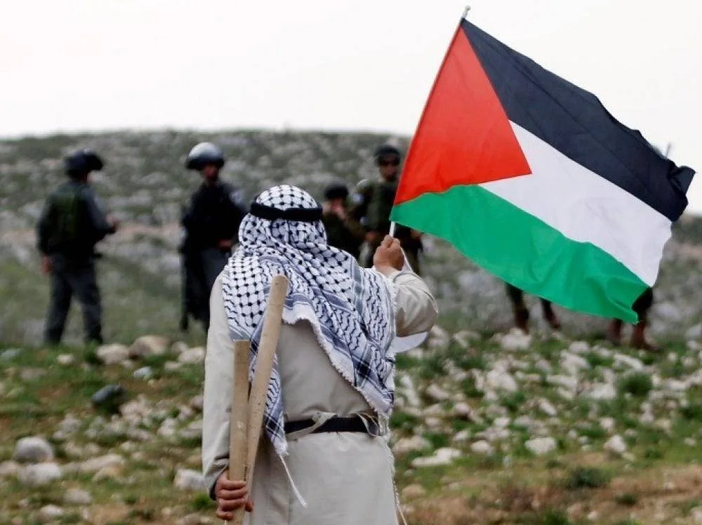 عدد الفلسطينيين في العالم يبلغ 15.2 مليون، منهم 7.8 مليون يقيمون في الشتات. عدد الفلسطينيين في العالم يبلغ 15.2 مليون، منهم 7.8 مليون يقيمون في الشتات.