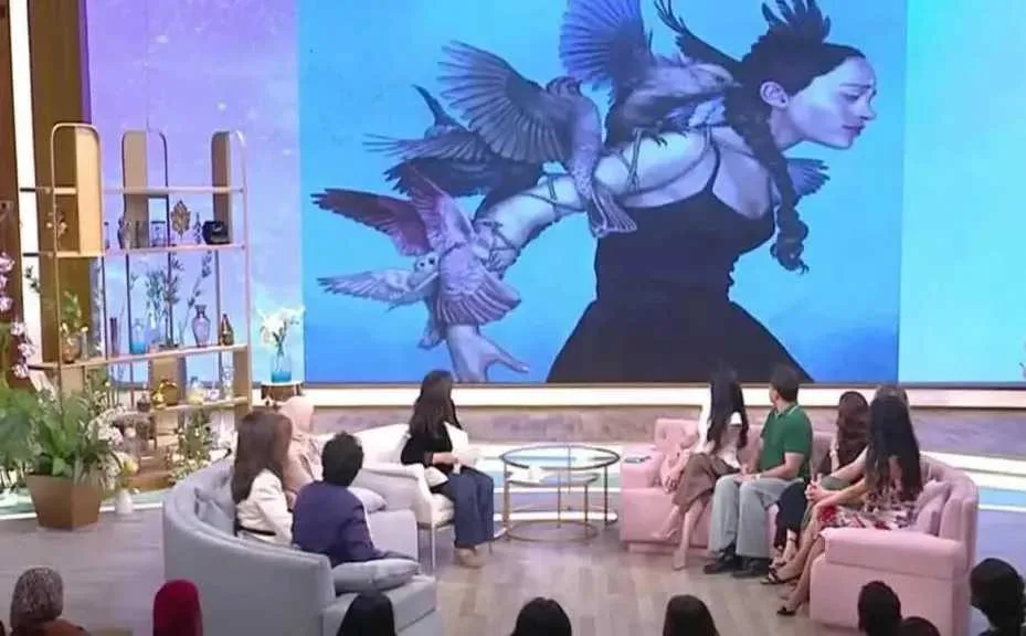 بعد سرقة لوحة فنانة دنماركية.. مها الصغير تعبر عن اعتذار رسمي: “أخطأت وأنا حزينة على نفسي” بعد سرقة لوحة فنانة دنماركية.. مها الصغير تعبر عن اعتذار رسمي: “أخطأت وأنا حزينة على نفسي”