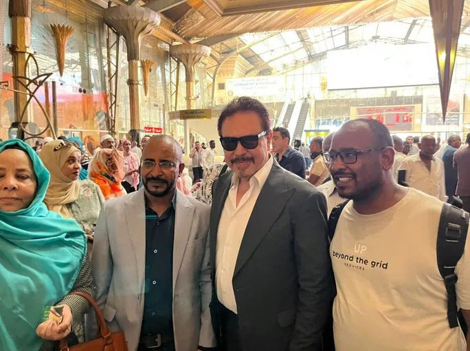 إطلاق الرحلة الثانية للعودة الطوعية: الفنان محمد رياض يودّع السودانيين في محطة مصر إطلاق الرحلة الثانية للعودة الطوعية: الفنان محمد رياض يودّع السودانيين في محطة مصر