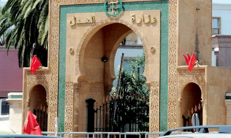 وهبي يُصدر اتفاق كتاب الضبط ويُعزز تعويضات الساعات الزائدة