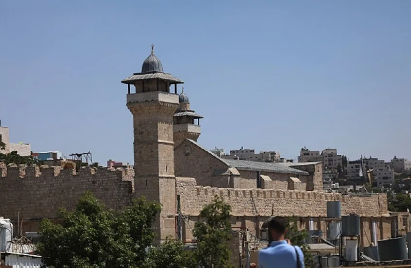 صحيفة يسرائيل هيوم: تقليص صلاحيات بلدية الخليل بشأن الحرم الإبراهيمي صحيفة يسرائيل هيوم: تقليص صلاحيات بلدية الخليل بشأن الحرم الإبراهيمي