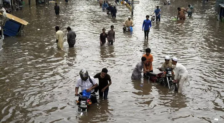 الأمطار الغزيرة خلال موسم الأمطار تُسفر عن مقتل 54 شخصًا في باكستان في غضون 24 ساعة الأمطار الغزيرة خلال موسم الأمطار تُسفر عن مقتل 54 شخصًا في باكستان في غضون 24 ساعة