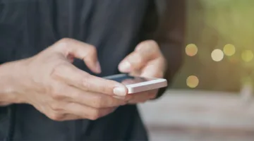 تحذيرات حول العزلة الناتجة عن استخدام الهاتف
